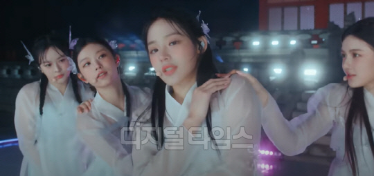 서담화 한복을 입고 공연 중인 걸그룹 뉴진스 [동영상 탭처]